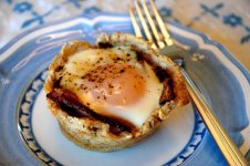 bacon-and-egg-bundles-in-maple-toast-on-blue-plate-111.jpg